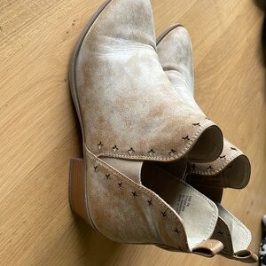 Cute NY&Co booties slip on star detail